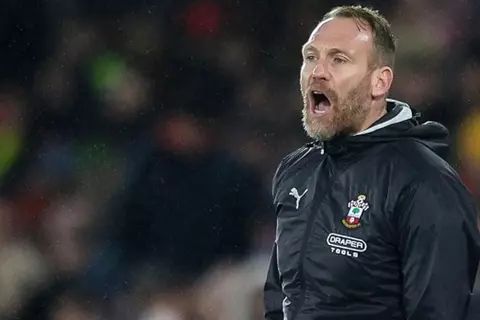 الدوري الإنجليزي.. مدرب ساوثامبتون يطالب لاعبيه بـ"حفظ ماء الوجه" قبل نهاية المشوار